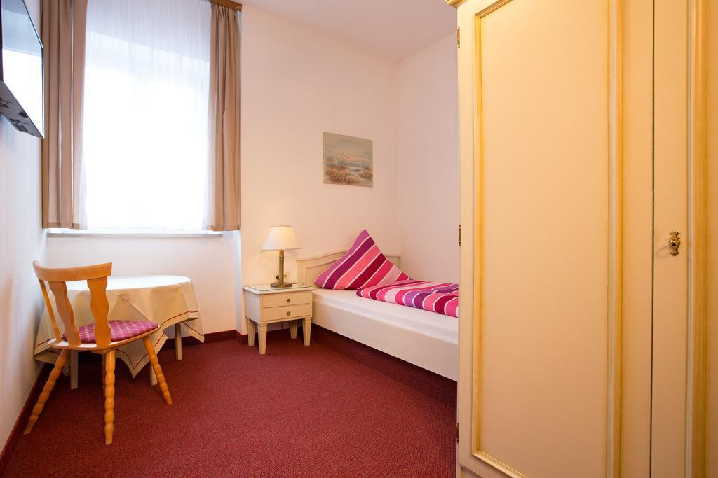 Gasthof Zum Lamm Hotell Garmisch-Partenkirchen Rum bild